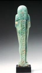 Takakuva ushabti-hahmosta Nakht-Hor-em-heb-mes-em-kheredenissä, myöhäisdynastian aikakaudella, noin 600 eKr. (fajansi) (katso edestä 241439)
