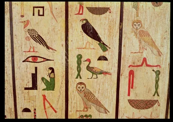 Psamtik I:n sarkofagi (664-610 eKr.) hieroglyfien yksityiskohta, myöhäinen ajanjakso (maalattu puu)