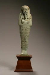 Ushabti-hahmo Neferibre-si-Neithille, myöhäisdynastian aika, Amasisin hallituskausi, 570-526 eKr. (fajanssi)