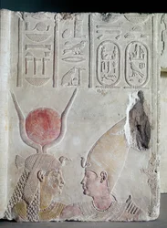 Nectanebo II (360-343 eKr.) jumalatar Isisin syleilemä, fragmentti ovesta, myöhäiskausi, n. 358-341 eKr. (maalattu kalkkikivi) (katso myös 172244)