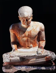 Istuva kirjanoppinut, Gizan Egyptistä 2575 eKr., dynastia IV (maalattu kalkkikivi)