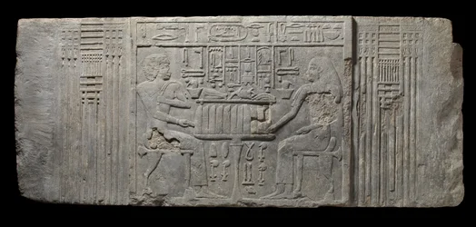 Pappi Sheri ja hänen vaimonsa Khenteyetka hautajaislahjoineen, Sherin haudasta, Saqqara, Vanha valtakunta (kalkkikivi).