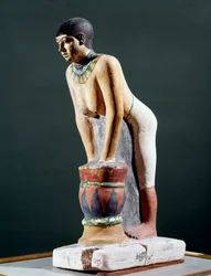 Egyptiläinen antiikki: "" Egyptiläinen ohra oluen valmistukseen"" Figuriini. 5. dynastia. 2400 eaa. Firenze, Museo Archeologico - Egyptin antiikki: egyptiläinen nainen suodattaa ohraleipää olutta varten. Figuriini. 5. dynastia. 2400 eaa. Kansallinen arkeol