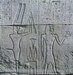 Egypti, muinainen Thebes, Luxor, Karnak, jumala Minin ja Philip III Arrhidaeuksen reliefi suuressa Amonin temppelissä