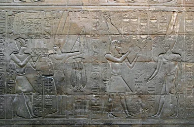 Egyptin muinaisuus: Kuningas Aleksanteri Suuri uhraamassa uhrilahjoja jumala Amon Minille (Amon-Min). Yksityiskohta matalasta reliefistä. Pyhän veneen kappeli, Luxorin temppeli, Egypti.