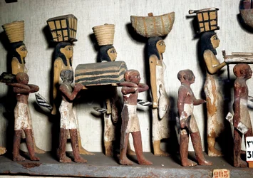 Egyptiläinen antiikki: veistoksellinen ryhmä maalattua puuta, joka edustaa palvelijoita, jotka tuovat uhreja vainajalle. Kairo, Egyptiläinen museo
