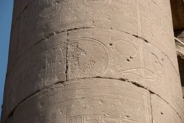 Egyptiläinen antiikki: yksityiskohta pylväästä, jonka patruuna on pyyhitty pois "damnatio memoriaen" vuoksi, joidenkin seuraajiensa harhaoppisina pitämien faaraoiden patruunat, Luxorin temppeli. East Bank (Thebes), Egypti