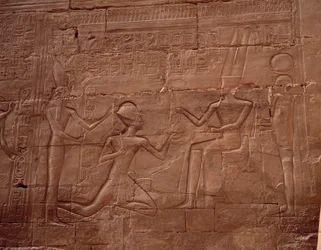 Egyptin antiikin: Egyptin Karnakin (Karnakin) temppelin seiniä koristava kohokuvio.