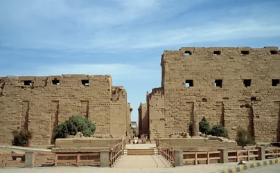 Egyptiläinen antiikki: näkymä Karnakin temppelistä. Egypti