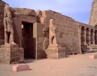 Egyptiläinen antiikki: näkymä Karnakin temppelistä. Egypti
