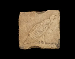 Lohkare, jonka toisella puolella on seisova korppikotka ja toisella puolella pöllö, molemmat matalareliefinä, Ptolemaiosten aika, 305-30 eaa. (kalkkikivi).