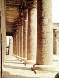 Pylväät Horuksen temppelin Pronaoksessa (Hypostyle Hall).