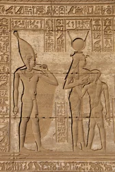 Egyptiläinen antiikin aika: roomalaiset mammisit, jotka muistelevat Hathorin pojan Ihyn syntymää - Yksityiskohta reliefeistä ja hieroglyfeistä: jumalatar Isis - Hathor imettää poikaansa Ihiä (Ihy) ja hänen takanaan toinen kuva Ihistä sormi suussaan osoitta