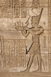 Egyptiläinen antiikin aika: roomalaiset mammisit, jotka muistelevat Ihyn, Isisin pojan syntymää - Yksityiskohta reliefeistä ja hieroglyfeistä, Hathorin temppeli, Denderah, Egypti - Egyptin sivilisaatio: mies kantaa symbolista kuorta, yksityiskohta roomalai