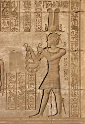 Egyptiläinen antiikki: Roomalaiset mammisit, jotka muistelevat Ihyn, Isisin pojan syntymää - Yksityiskohta reliefeistä ja hieroglyfeistä: Keisari Trajanus kantoi uhreja jumalatar Hathorille - Hathorin temppeli, Denderah, Egypti - Egyptiläinen sivilisaatio: