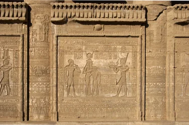 Egyptin antiikin aika: roomalaiset mammisit, jotka muistelevat Ihyn, Isisin pojan, syntymää. Hathorin temppeli, Denderah, Egypti