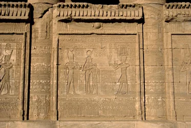 Egyptin antiikin aika: roomalaiset mammisit, jotka muistelevat Ihyn, Isisin pojan, syntymää. Hathorin temppeli, Denderah, Egypti