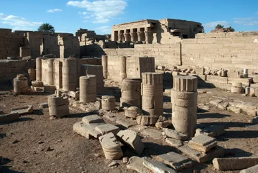 Egyptin antiikin: Hathorille omistetun temppelin pylväät, Dendera, Egypti