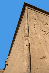 Egyptiläinen antiikin: jumalatar Hathorille omistetun temppelin takaseinän kulma (oikealla Kleopatran kuvassa). Dendera, Egypti
