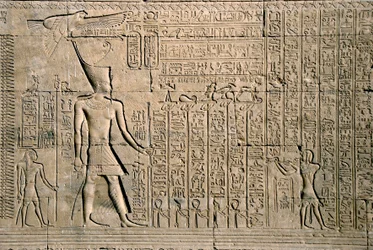 Egyptiläinen antiikki: ulkoinen reliefi hieroglyfeillä. Hathorin temppeli, Denderah, Egypti - Egyptiläinen sivilisaatio: Hathorin temppelin (tai Tentyran temppelin) seinälle kaiverretut hierogifit ja hahmot Denderahissa, rakennettiin Pepi I:n (noin 2250 eK
