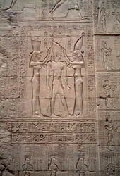 Egyptin muinaisaika: kuningas Ptolemaios IV:n kruunajaisia esittävä matala reliefi. Horuksen temppeli, Edfu, Egypti