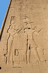 Egyptiläinen antiikki: helpotus temppelin takaseinästä, joka on omistettu Kleopatrea ja Cesarionia edustavalle jumalatar Hathorille. Denderah, Egypti