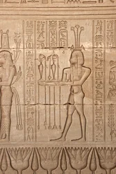 Egyptiläinen antiikin: esitys miehestä, joka tuo uhreja kunnianosoituksena jumalattarelle, Hathorin temppeli, Dendera, Egypti