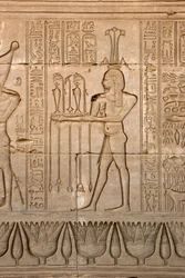 Egyptiläinen antiikki: Niilin jumala, Hapy ja hieroglyfit, Hathorin temppeli, Denderah, Egypti - Egyptin sivilisaatio: Niilin jumala, Hapy ja Hathorin temppelin (tai Tentyran temppelin) seinään kaiverretut hieroglyfit Denderahissa,