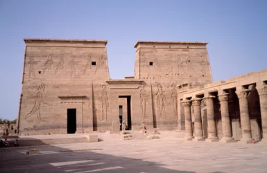 Egyptiläinen antiikki: näkymä Edfun (Edfu) temppelin sisäänkäynnistä, joka on omistettu jumalalliselle Horukselle ja rakennettu vuosina 237–57 eKr. Egypti