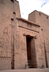 Egyptiläinen antiikki: näkymä Edfun (Edfu) temppelin sisäänkäynnistä, joka on omistettu jumalalliselle Horukselle ja rakennettu vuosina 237–57 eKr. Egypti