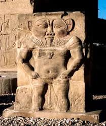 Egyptin antiikki: jumaluus Bes. Yksityiskohta jumalatar Hathorille omistetun temppelin matalasta kohokuviosta. Hathorin temppeli, Dendera (Dendera), Egypti