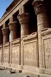 Egyptiläinen arkkitehtuuri: näkymä Hathorin temppelille Denderahissa. Ptolemaioksen aikakausi. Egypti.