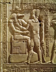 Reliefi, jossa Sobek ja Ptolemaios VI Filometor (180-45 eaa.)