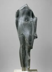 Ptolemaiolaisen kuninkaan ylävartalo, kaiverrettu myöhäisen Ptolemaioksen kartuskeilla, 80-30 eaa. (basaltti).