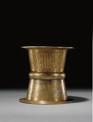 Upotekoristeinen tarjotin, Mameluk Egypti tai Syyria, 1300-luvun ensimmäinen puolisko