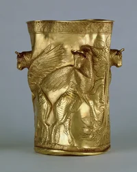 Dekantterilasi, koristeltu puuta reunustavalla siivekkeellä, Marlikista, Iranista, noin 1200-1100-luvulla eKr. (kulta)