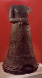 Napirasun patsas, elamilaisten kuninkaan Untash-Napirishan vaimo, noin 1340-1300 eKr. (pronssi ja kupari)