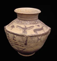 Alus, joka kuvaa avosiipistä petolintua ja muita eläimiä, Fasa Ware, n. 2000 eKr. (savi) (katso yksityiskohdat 179130)
