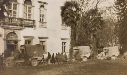 Albumi ensimmäisestä maailmansodasta Friuli-Venezia Giuliassa: ambulanssin saapuminen haavoittuneiden kanssa Villa Brazzàan, joka on Soleschiano Manzanon sotasairaalan 17:n kotipaikka, 25.11.1915 (b/w kuva)