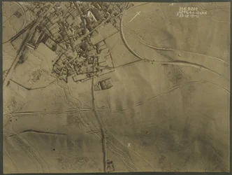 Ilmakuva ensimmäisen maailmansodan haudoista, 1917