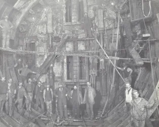 Blackwall Tunnel: ryhmä työläisiä seisoo ilmasulussa, 1894