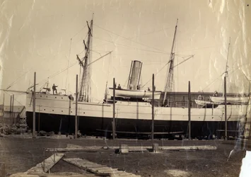 Kiinalainen tuloristeilijä "Li Kin" tai hänen sisaraluksensa "Kai Pan" lipussa valmiina laukaisuun, 1888
