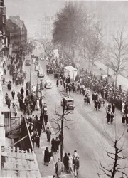 Väkijoukot odottavat pääsyä Westminster Halliin George V:n makaamisen aikana vuonna 1936