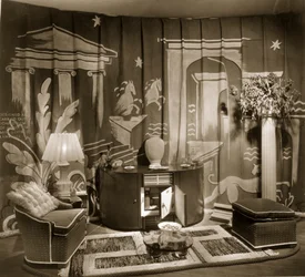 Koristeellinen kauppaosasto Dorland Hallissa roikkuvilla tekstiileillä, 1940-luku