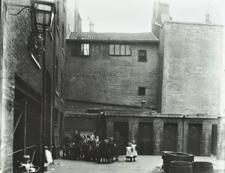Dufferin Street: Costermongers Buildings, Lontoo, 1896