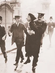 Emmeline Pankhurstin pidätys Buckinghamin palatsin edessä yrittäessään vedota kuninkaalle 21. toukokuuta 1914 (seepiakuva)