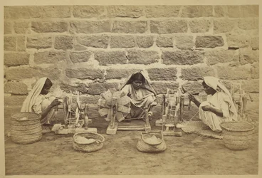 Naisvangit kiertelevät puuvillaa kehruupyörillä Karachin vankilassa. Valokuvaaja: Michie and Company c. 1873173 mm x 260 mm Archaeological Survey of India Collections: Intian toimistosarja (Nide 52).