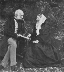 Florence Nightingale ja Sir Harry Verney Claydon Housen nurmikolla, 1889.