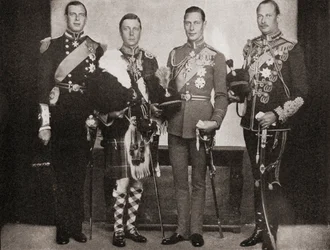 Neljä kuningas Yrjö V:n viidestä pojasta, vasemmalta oikealle, prinssi George, Kentin herttua, kuningas Edward VIII, myöhemmin Windsorin herttua, prinssi Albert, Yorkin herttua, myöhemmin kuningas Yrjö VI, prinssi Henrik, herttua