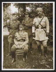 Kenraali Sir James Willcocks ja hänen henkilökohtainen esikuntansa päämajansa puutarhassa [Merville, Ranska]. 31. heinäkuuta 1915